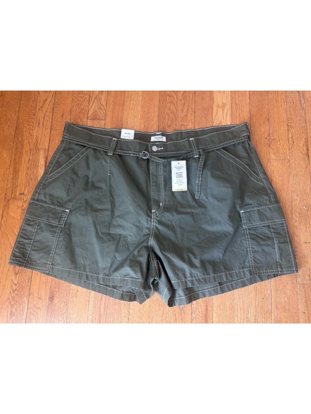 NWT Levi's Womens Size 24 Belted Cargo Shorts Green 3.5" Inseam Cotton